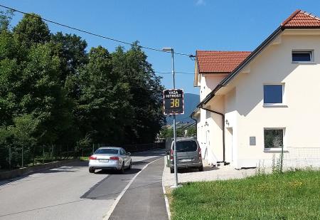 Postavitev znaka VI VOZITE v Dolenji vasi 01 Foto Boštjan Otoničar